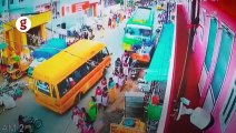 Hindistan'da kontrolden çıkan otobüs, öğrencileri ezdi