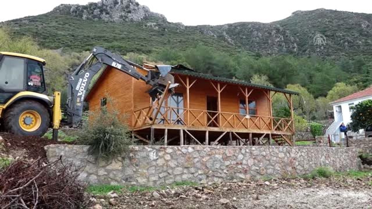 Muğla'nın Marmaris ilçesinde imara aykırı yapıların yıkımı sürüyor