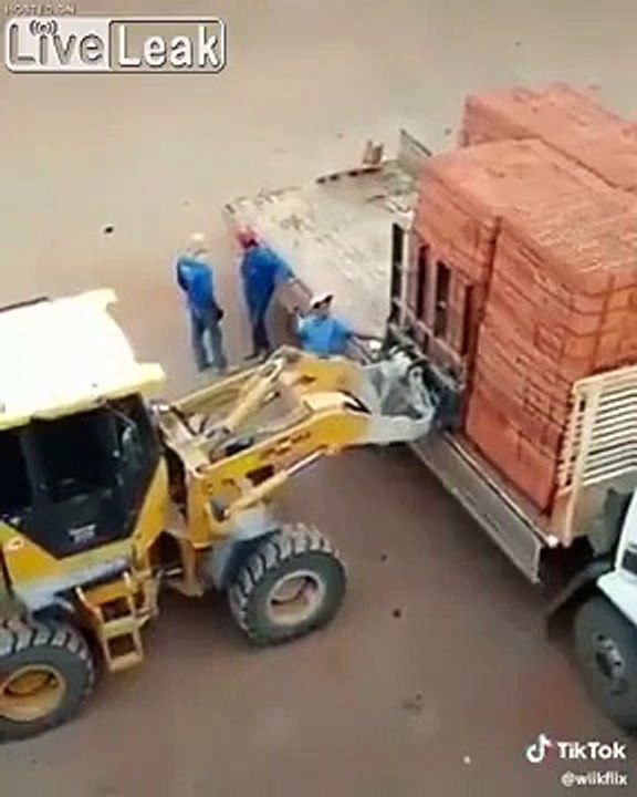 Déchargez moi ce camion ! Oups la boulette...