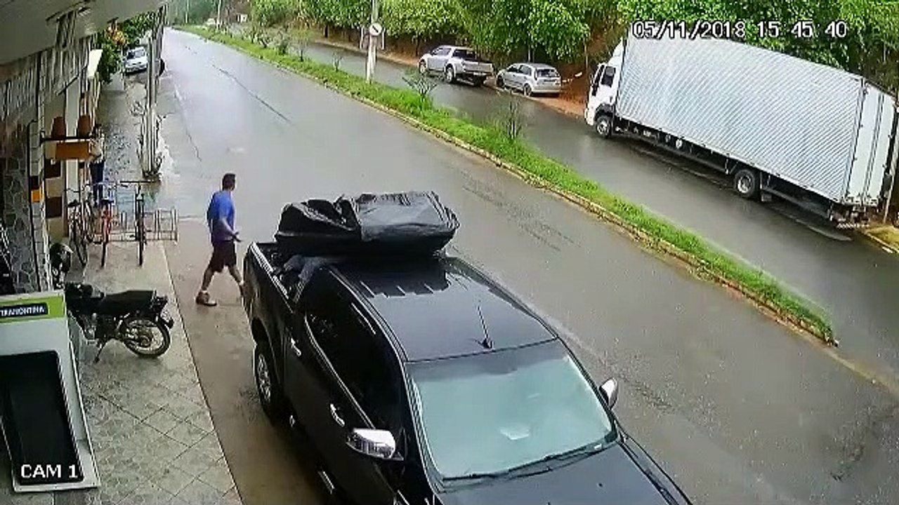 Joli reflexe de ce piéton qui évite le pire...