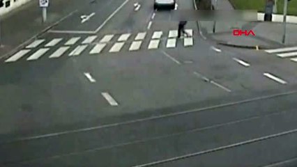 Tramvayların arasında sıkışan bu otomobilden sağ kurtuldu