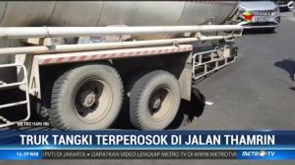Truk Pengangkut Semen Terperosok di Tanah Abang
