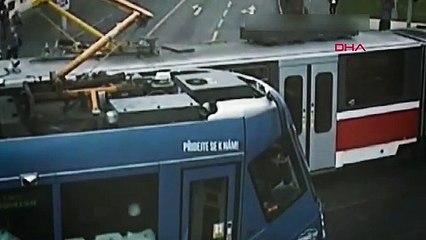 Tramvayların arasında sıkışan otomobilden sağ kurtuldu