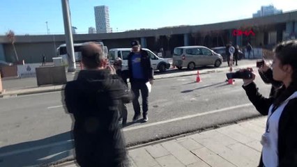 Uçakta olay çıkaran kadın adliyeye girişinde kendini yere attı