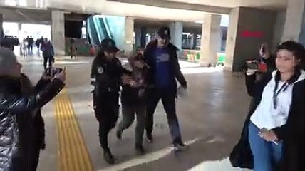 Uçakta olay çıkaran kadın adliyeye girişinde kendini yere attı