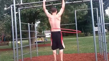 Jolie performance: Hula Hoop et tractions en même temps