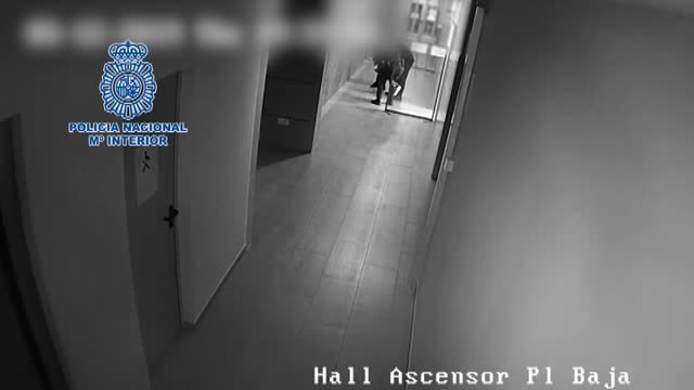 Un policía salva la vida a un pequeño con la maniobra de Heimlich