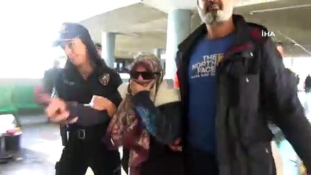 Uçakta ben FETÖ'cüyüm diye bağıran kadın ben bomba değilim diyerek kendini yere attı