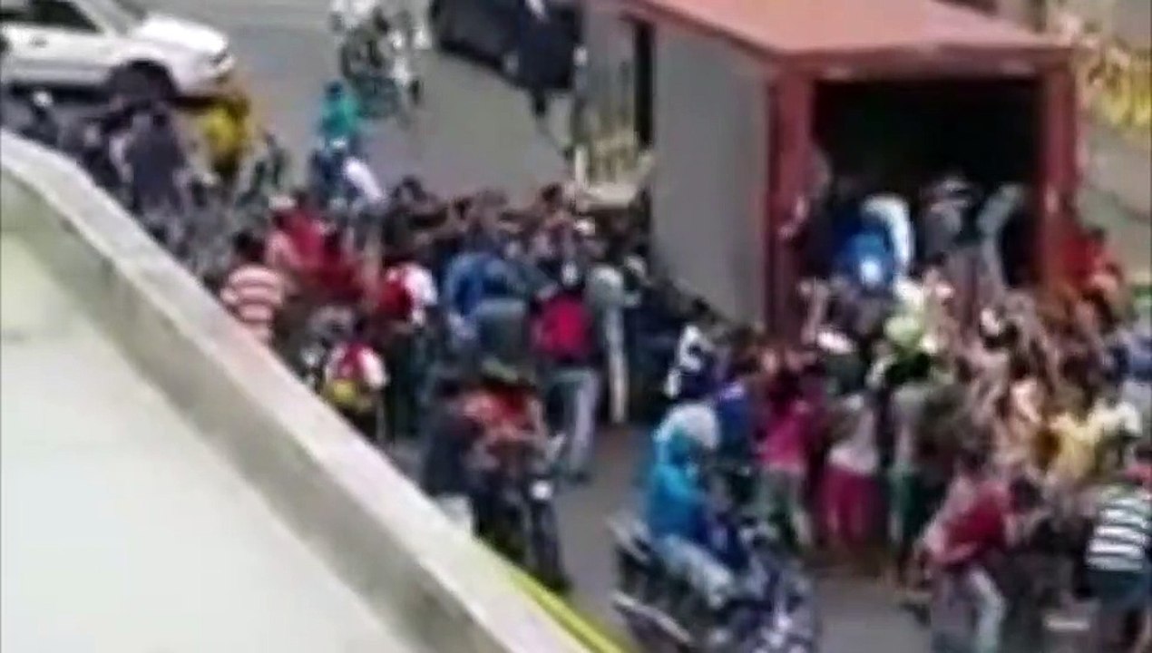 El dictador Maduro mata de hambre a su pueblo y éstos saquean camiones para poder comer