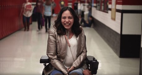 Kenadi Beacham filme la réaction de ses camarades lorsqu’elle leur dit qu’ils sont beaux