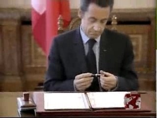 Nicolas Sarkozy aime les stylos roumains