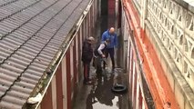 Los pueblos afectados por el desbordamiento de los ríos en León limpian los desperfectos
