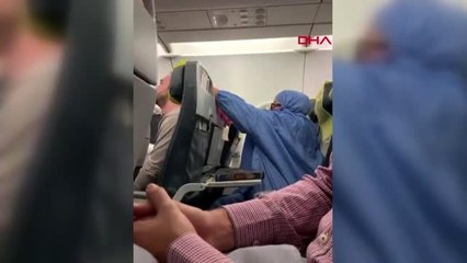 Uçakta sigara içip tişört yakmaya çalışmış, o anlar kamerada