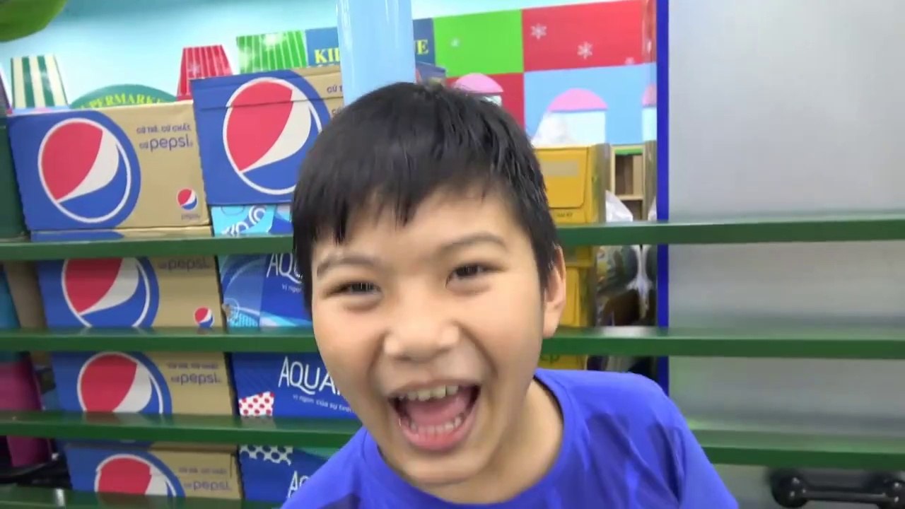 Johny johny yes papa with baby cute at indoor playground for kids and family fun - ジョニージョニーはいパパ أطفال مضحك ضد شبح - جوني جوني أغاني الحضانة قافية وتعلم الألوان للأطفال