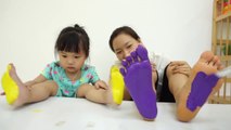 Learn Colors for kids with Feet Painting, Finger Family Songs Nursery Rhymes for Children أطفال مضحك ضد شبح - جوني جوني أغاني الحضانة قافية وتعلم الألوان للأطفال