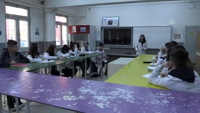 Meslek lisesi öğrencileri, okullar için temizlik ürünleri üretiyor