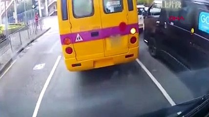 Çin'de bir çocuk, seyir halindeki okul servisinden düştü