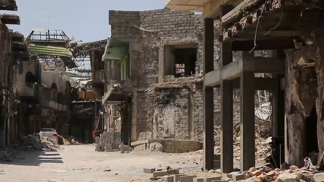 شاب عراقي يرمّم بيوت الموصل المهدمة لإعادة العائلات إليها