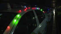 Cientos de taxistas voluntarios pasean a ancianos que viven en residencias para ver las luces de Navidad