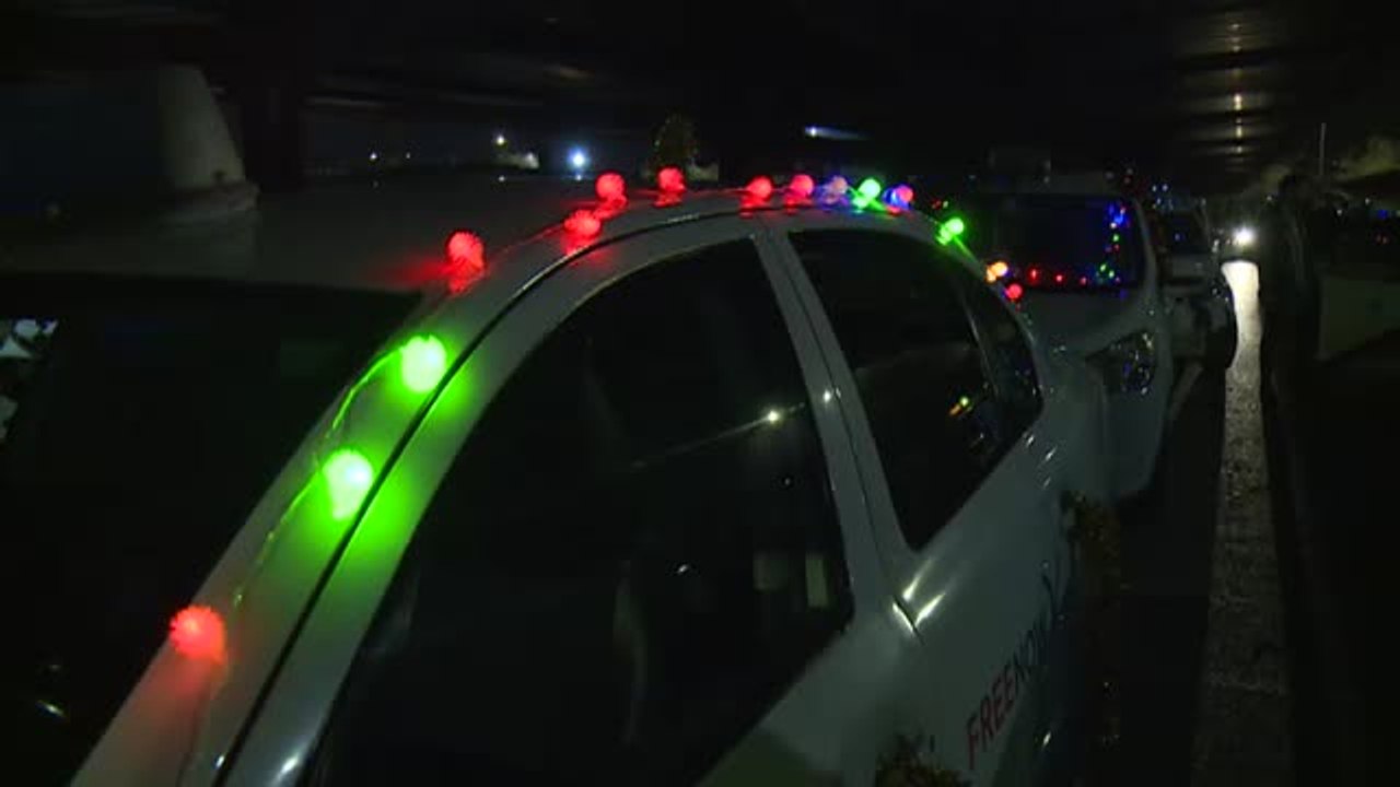 Cientos de taxistas voluntarios pasean a ancianos que viven en residencias para ver las luces de Navidad