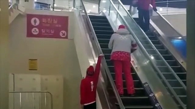 El atleta que sube unas escaleras mecánicas al estilo Superman