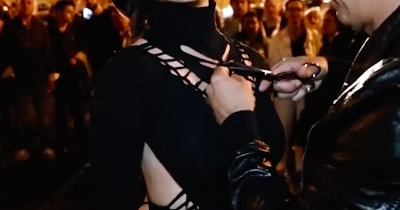 Adam Saaks, le styliste transforme une robe en pleine rue