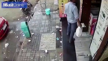 Así fue el momento exacto en que un secuestrador rapta a una niña en India
