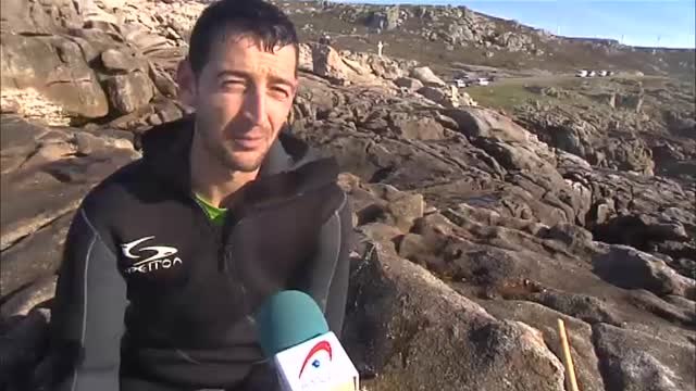 Las borrascas dificultan el trabajo de los percebeiros gallegos