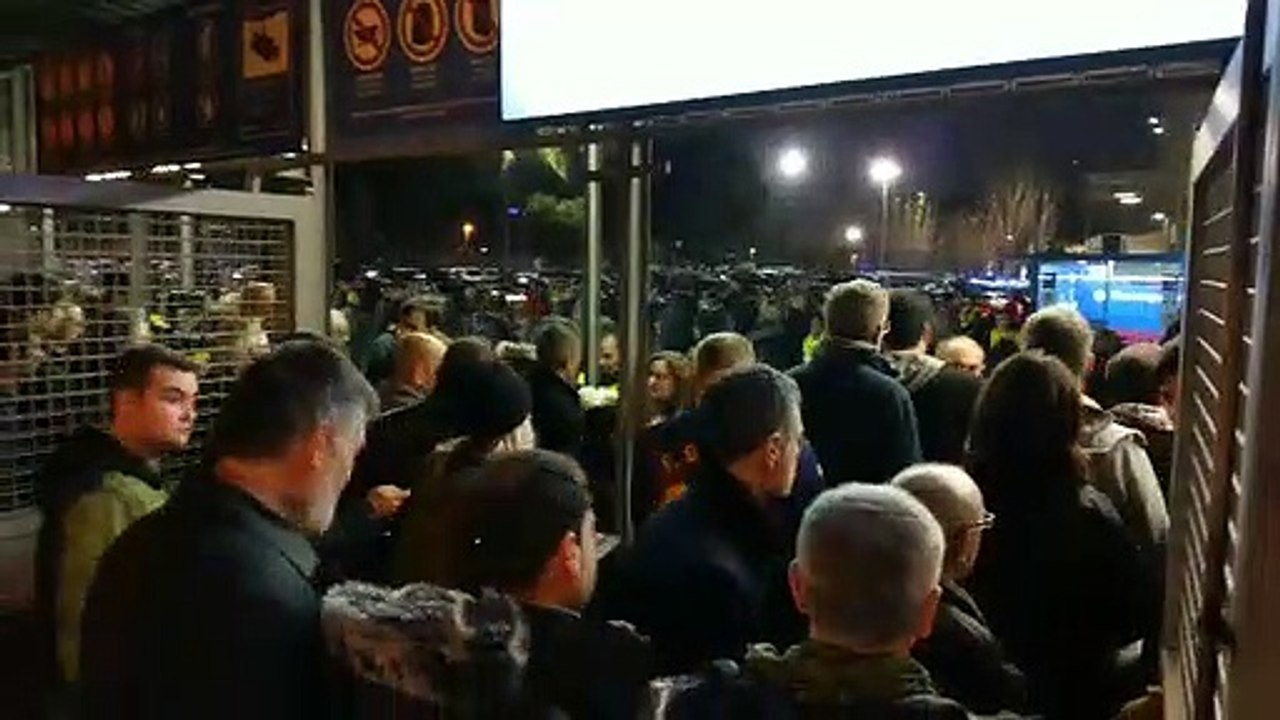 El Camp Nou abre puertas y los aficionados entran sin incidentes