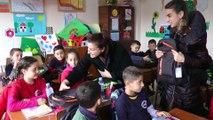 Türk Kızılay Arnavutluk'ta öğrencilere kırtasiye yardımı yaptı - TİRAN