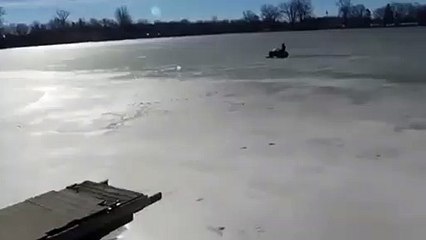 Por esto es muy mala idea ir con una motonieve por un lago helado