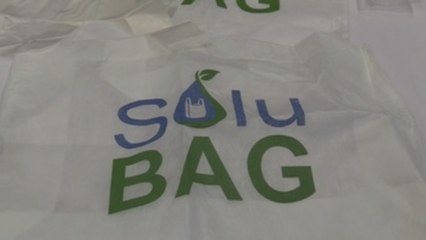 Chilenos presentan una bolsa soluble en agua como alternativa al plástico