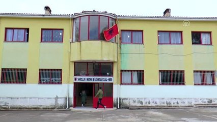 Türk Kızılay Arnavutluk'ta öğrencilere kırtasiye yardımı yaptı