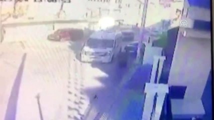 İlkokul öğrencisinin minibüsün altında kalma anı güvenlik kamerasında