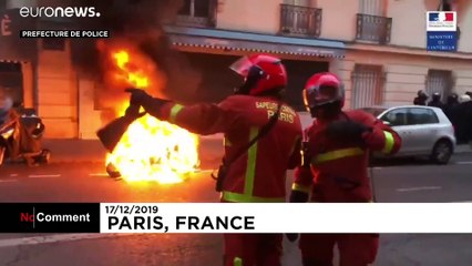 Paris'te protestolar sırasında yanan motora itfaiye ekipleri müdahale etti