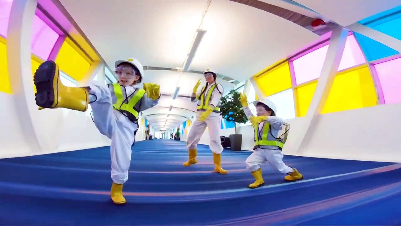 A l’occasion du Temps des Fêtes à Toronto, une mère de famille et ses deux enfants réalisent une vidéo rendant hommage au clip "Intergalactic" de The Beastie Boys.