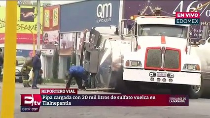 Pipa cargada con sulfato de aluminio vuelca en Tlalnepantla