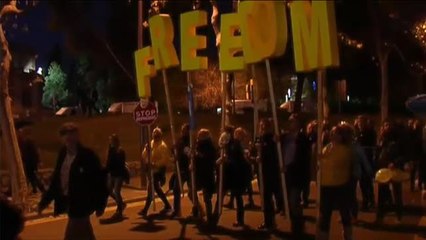 Скачать видео: Manifestantes de Tsunami Democràtic cortan la Diagonal de Barcelona antes del Clásico