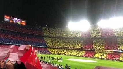 Els aficionats del Camp Nou canten l'himne del Barça mentre fan el mural