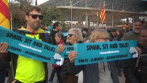 Miles de personas se concentran en los alrededores del Camp Nou