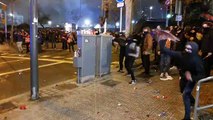 Enfrentamientos entre manifestantes y Mossos d'Esquadra en los alrededores del Camp Nou durante el Barça-Madrid
