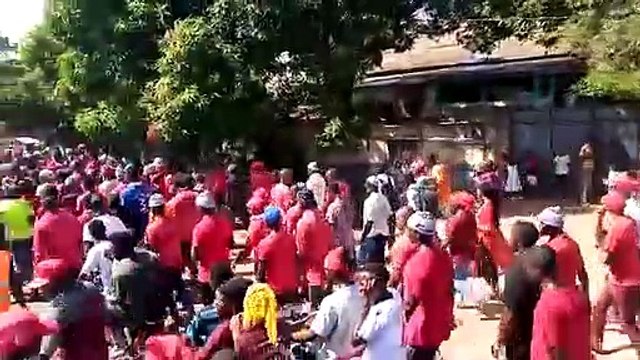 Les manifestants à l'aéroport pour dire non à 3e mandat d'Alpha Condé