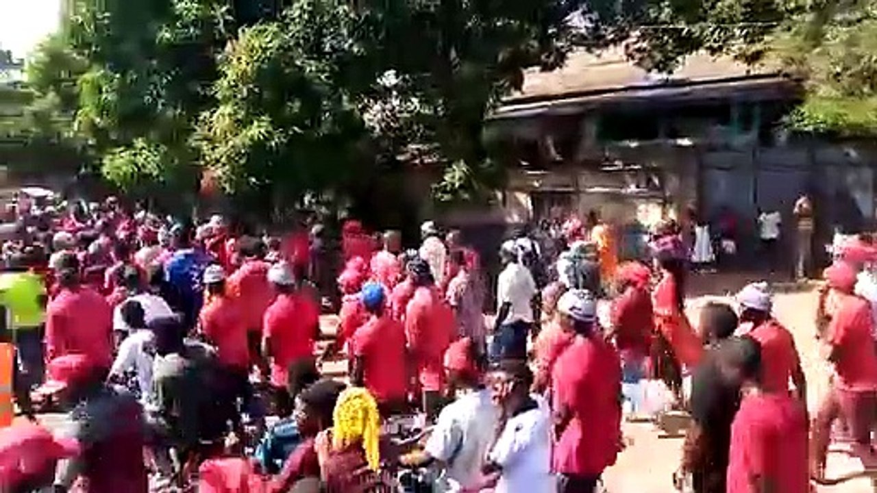 Les manifestants à l'aéroport pour dire non à 3e mandat d'Alpha Condé