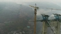 En China comenzó la construcción de un puente colgante.mp4