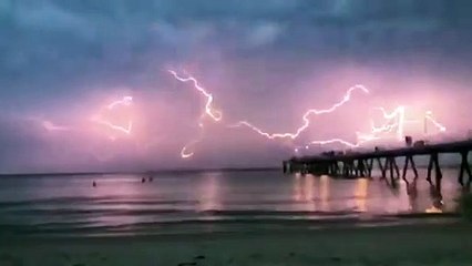 Il filme un orage sublime dans le ciel d'Adélaïde... mieux qu'un feu d'artifice