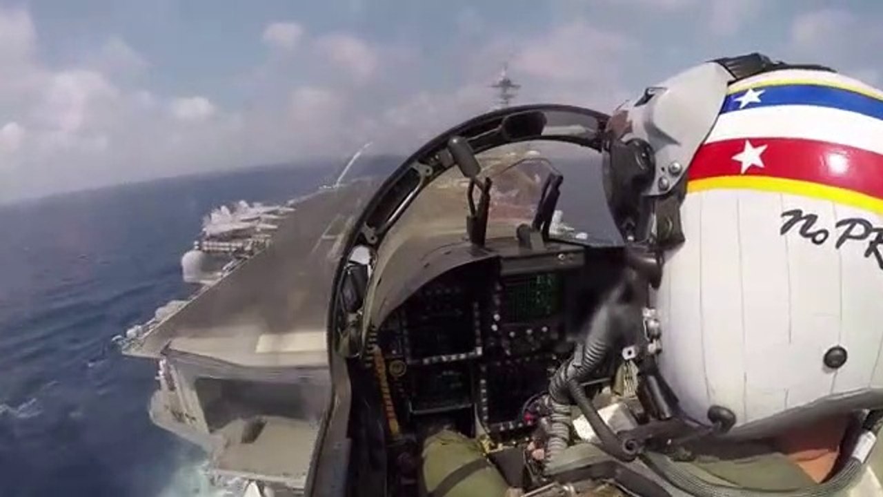 Vivez de l’intérieur l'appontage d'un avion de chasse sur son porte-avions