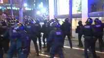 Cargas policiales y quema de contenedores a las afueras del Camp Nou durante el Clásico