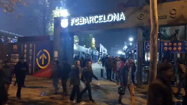 Los aficionados van abandonando el Camp Nou por los accesos despejados