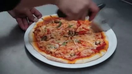 بيتزا pizza بأسهل طريقة في العالم عجينة  هشة ومقرمشة في نفس الوقت