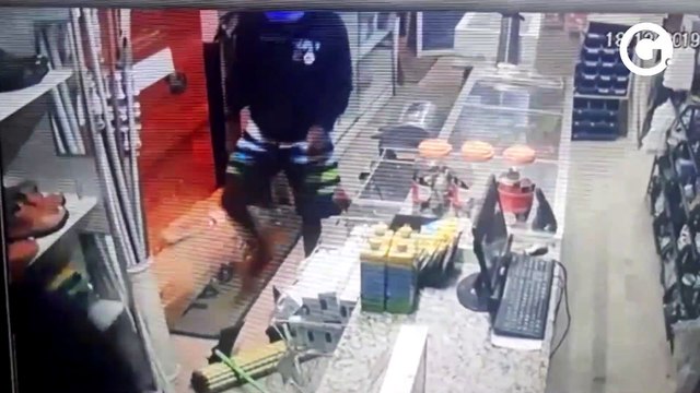 Criminosos invadem estabelecimento e levam vários produtos em Guriri, São Mateus